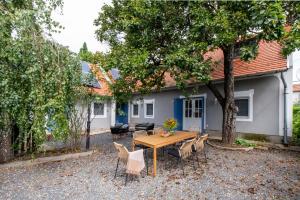 西格利盖特Sarki-ház的房子前面的一张桌子和几把椅子
