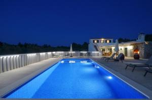 uma piscina num quintal à noite em House Natura em Gornji Seget
