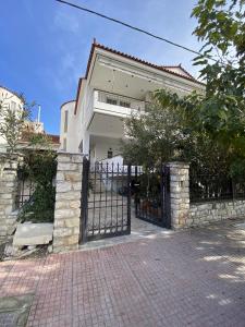 Το κτήριο όπου στεγάζεται  το διαμέρισμα