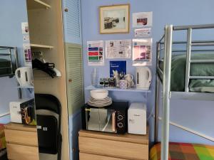 Habitación con cocina con microondas. en educatefirst en Christchurch