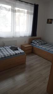 Un pat sau paturi într-o cameră la Hostel Wiśniowa 55