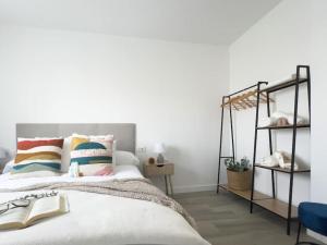 Un dormitorio con una cama con libros. en Apartamentos Gredos 102, en Jaraíz de la Vera