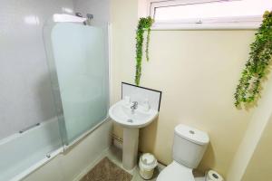 Bathroom sa Charming 2-Bed Apartment in Stroud