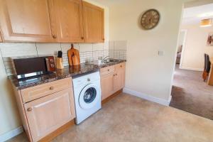 a kitchen with a washing machine and a sink at Charming 2-Bed Apartment in Stroud in Stroud