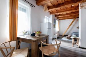 a kitchen and dining room with a table and chairs at Sarki-ház in Szigliget