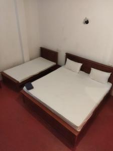 two twin beds in a room with at New Dulmi Guest House. in Denipitiya