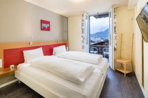 Ένα ή περισσότερα κρεβάτια σε δωμάτιο στο Alpenrose Hotel and Gardens