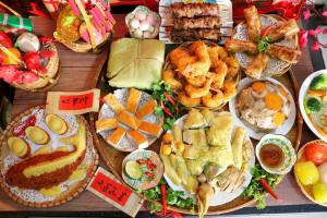 une table remplie de nombreux types de denrées alimentaires différents dans l'établissement VILLAGES ĐĂNG KHOA BBQ Vũng Tàu, à Vung Tau