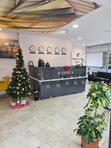 Un árbol de Navidad en el vestíbulo de una tienda en Punta Vista Otel en İzmir
