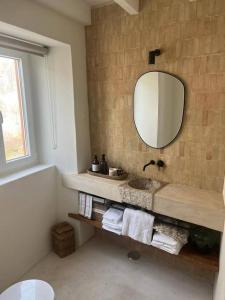 a bathroom with a sink and a mirror at Casa Olarias in Grândola