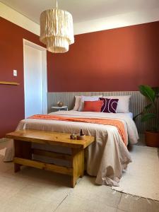 1 dormitorio con cama y mesa de madera en Casa 90m, dois quartos, próxima às praias, en Maceió