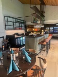 restauracja ze stołami i krzesłami oraz bar w obiekcie Sirdalsvatnet Hotel w mieście Tonstad