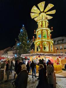 un grupo de personas caminando por un mercado de Navidad en Hotel Zur Luppbode, en Treseburg