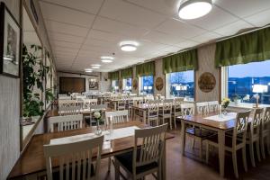 JärpenにあるHållandsgårdenの木製のテーブルと椅子と窓のあるレストラン +25枚の写真