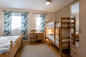 JärpenにあるHållandsgårdenの二段ベッド2台と机のある寝室