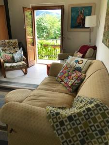 - un salon avec un canapé et des oreillers dans l'établissement Casa Della Luna, à Badia Tedalda