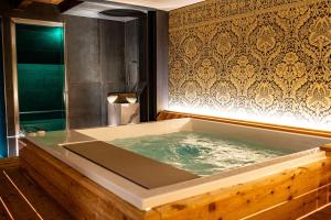 a large tub in a bathroom with at Il Canalotto in Longi