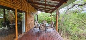 a porch of a house with a table and chairs at Marepe Flora Mountain View in Kampersrus AH