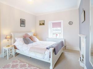 - une chambre avec un lit blanc et une fenêtre dans l'établissement 3 Bed in Narberth 79443, à Narberth
