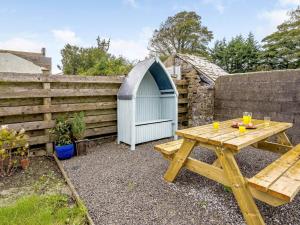 - une table de pique-nique et un abri dans le jardin dans l'établissement 3 Bed in Narberth 79443, à Narberth