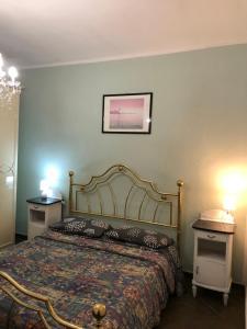 - une chambre avec un lit et 2 tables de nuit dans l'établissement Il Vicolo, à Buti