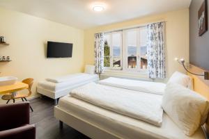 Ένα ή περισσότερα κρεβάτια σε δωμάτιο στο Alpenrose Hotel and Gardens