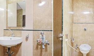 2 fotos de un baño con lavabo y aseo en FabHotel Prime KB's Grand, en Shirdi