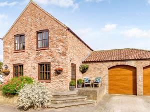 a brick house with a garage at 1 bed property in Filey 79278 in Wold Newton