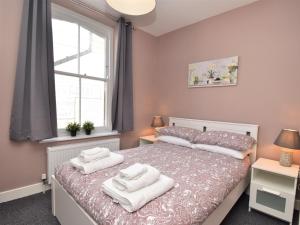 En eller flere senge i et værelse på 1 Bed in Hay-on-Wye 79487