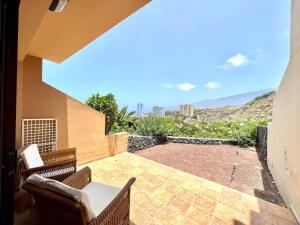 einen Balkon mit Stadtblick in der Unterkunft Apartment AP1, pool, 200 meters to Los Roques Beach in Los Realejos