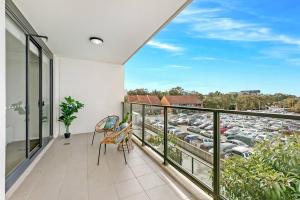 - un balcon avec vue sur le parking dans l'établissement Parramatta near TrainWharfWoolworthsWestfield, à Sydney
