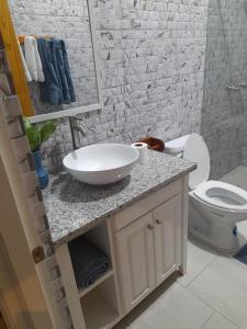 łazienka z umywalką i toaletą w obiekcie Majestic Ridge Villas w mieście Soufrière