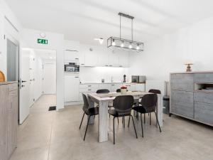 uma cozinha e sala de jantar com mesa e cadeiras em The One 2 bedrooms on floor 0 em Blankenberge