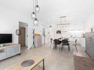 uma cozinha e sala de estar com mesa e cadeiras em The One 2 bedrooms on floor 0 em Blankenberge
