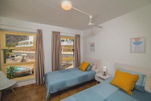 a bedroom with a bed and a window at Apartamentos Charco del Conde in Valle Gran Rey