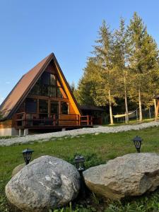 zwei große Felsen vor einer Hütte in der Unterkunft Cabana Armonia Naturii in Avrig