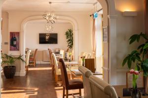 - une salle à manger avec une table et des chaises dans l'établissement Best Western Princes Marine Hotel, à Brighton et Hove