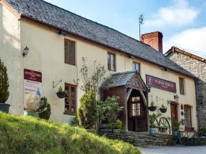 um edifício antigo com um sinal no lado em 1 bed in Builth Wells BN201 em Aberedw