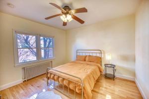 1 dormitorio con 1 cama y ventilador de techo en Family Home near NY Beach - Private Workspace, en Glen Head