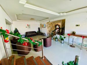 una sala de estar con decoración de Navidad en una habitación en Hotel Centenário, en Tramandaí