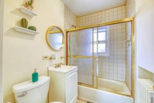 een badkamer met een toilet, een douche en een wastafel bij Family Home near NY Beach - Private Workspace in Glen Head