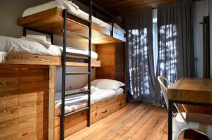 紹澤杜爾克西的住宿－Residenza Du Parc，客房设有两张双层床和一张桌子。