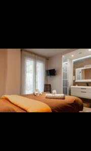 una camera da letto con un letto grande con asciugamani sopra di Comodidad en primera linea de playa a Benalmádena