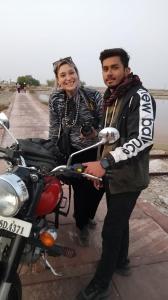 een man en een vrouw die naast een motor staan bij HOTEL THE PUSHKAR FLOWER in Pushkar