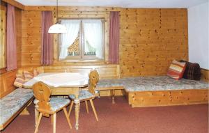 ホルツガウにあるBeautiful Home In Holzgau With 7 Bedrooms And Wifiのダイニングルーム(テーブル、椅子2脚付)