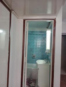 ein Badezimmer mit einem Waschbecken und einer Badewanne in der Unterkunft Departamento Ivana in Mar del Plata