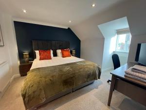 Dormitorio con cama, escritorio y TV en Stamford House - Short Stays and Contractors, en Lincolnshire