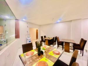 comedor con mesa y sillas en HOTEL EAGLE GRAND en Shamshabad