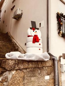 un pastel de muñeco de nieve con una gorra de graduación encima en VC Alojamentos, en Seia