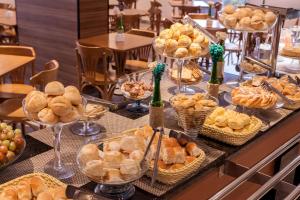 un buffet de pan y bollería en una mesa en San Diego Express Barro Preto, en Belo Horizonte